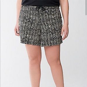 ‼️Lane Bryant size 20 tribal print shorts 0031
